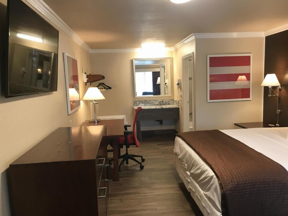 Abby's Anaheimer Inn - Across Disneyland Park Main image