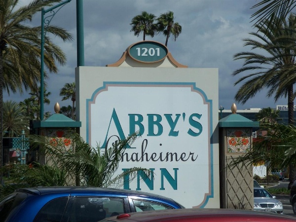 Abby's Anaheimer Inn - Across Disneyland Park image 4